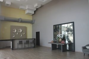 area social con mesa y espejo en centro Morazan Tegucigalpa