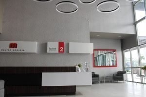 Recepción de oficinas moderna de Centro Morazán